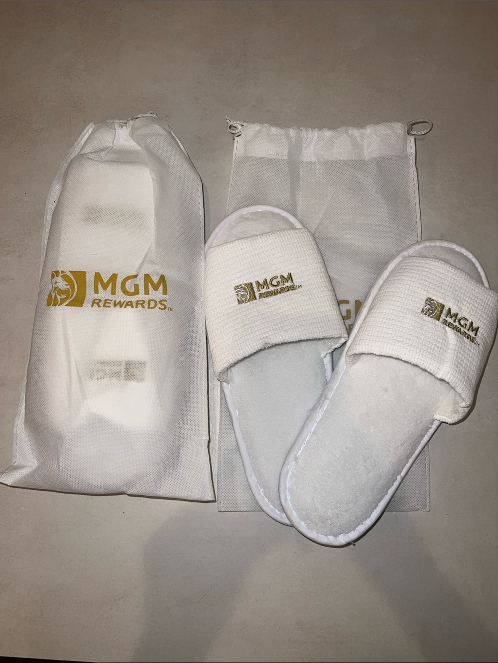 2 MGM Grand Hotel White Plush Hotel Slippers Marriott Vegas